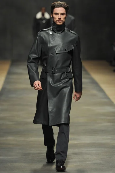 Look 10